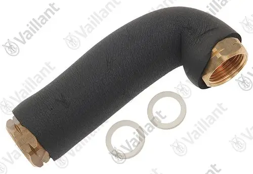 Rohr mit einer gebogenen Form, ummantelt mit schwarzem Material, mit Messing-Appendix und zwei Dichtungsringen, als Teil eines Vaillant Antilegionellen-Sets.